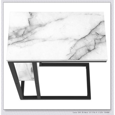 Table d'appoint en forme de C avec stratifié d'aspect marbre et structure en métal, parfaite pour le salon ou la chambre à coucher