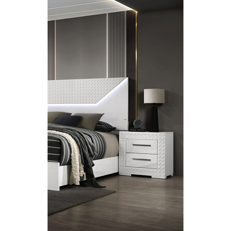 Table de chevet contemporaine blanche ultrabrillante avec 2 tiroirs en métal, glissières latérales, quincaillerie et pieds en bois pour une allure de chambre à coucher avec poignées de bar de style moderne