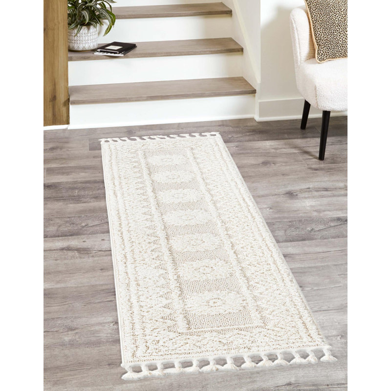 Tapis ivoire en polyester tissé à la machine Amirah, Tapis de couloir 2 pi 7 po x 12 pi