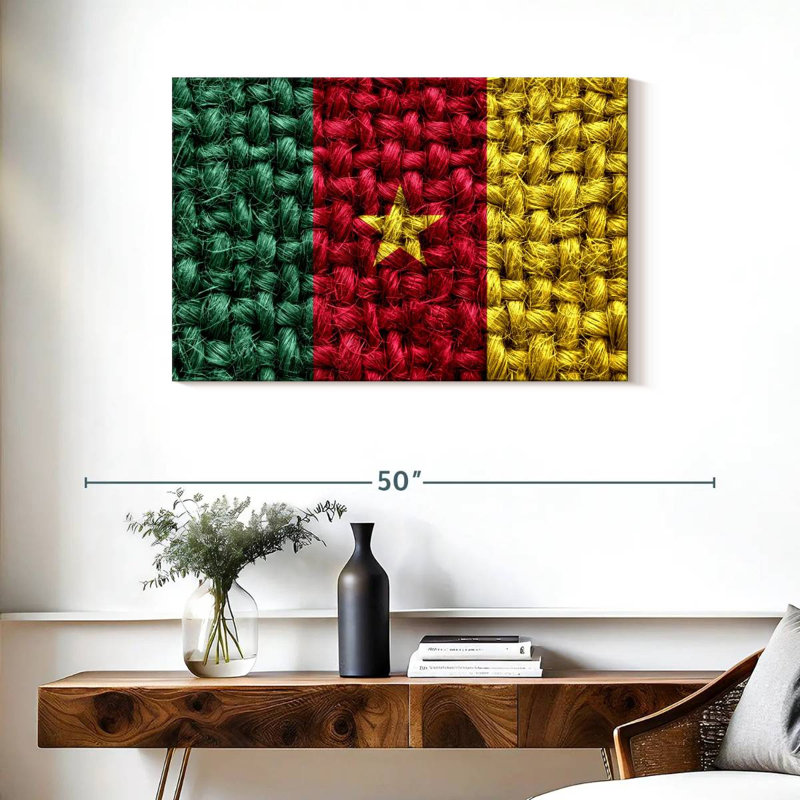 Tissage de paille avec le drapeau camerounais, H 24 po x l 36 po