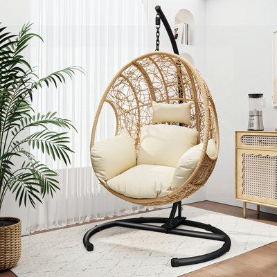 Balancelle pour l'extérieur en osier avec tissage artisanal et coussin beige