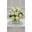 Roses avec fleurs artificielles dans un vase