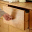 Table de buffet sur pied avec poignée en cuivre