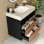 Meuble-lavabo de salle de bain moderne avec lavabo vasque en céramique, comptoir en pierre frittée et pieds en acier inoxydable aux accents dorés.