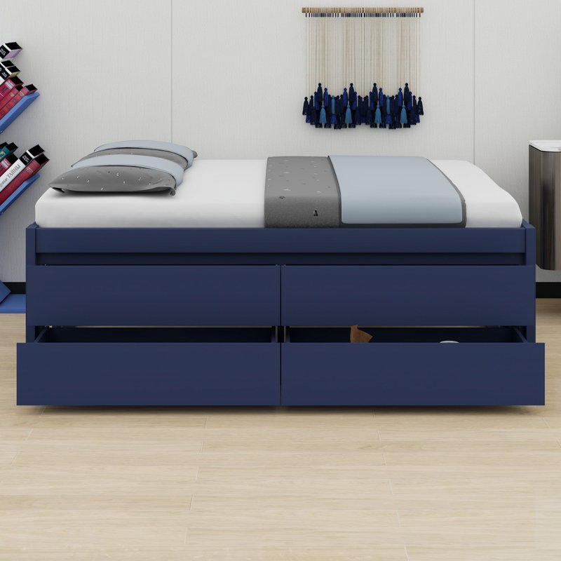 Le lit plateforme avec tiroirs de rangement s'harmonise avec les décors modernes, champêtres et côtiers grâce à ses panneaux verticaux.