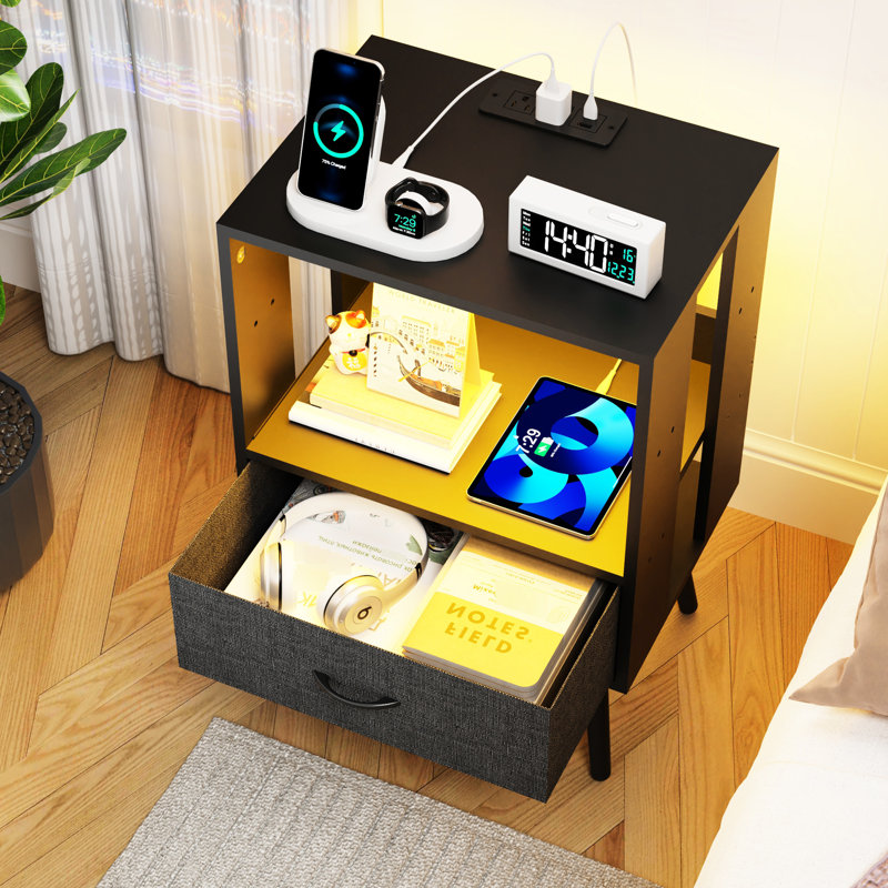 Ensemble de 2 tables de chevet modernes avec station de charge, DEL, tiroirs en tissu et pieds en fer en métal, panneau de particules Scratch - facile à nettoyer en fonction, tiroir non tissé, installation longue durée de vie