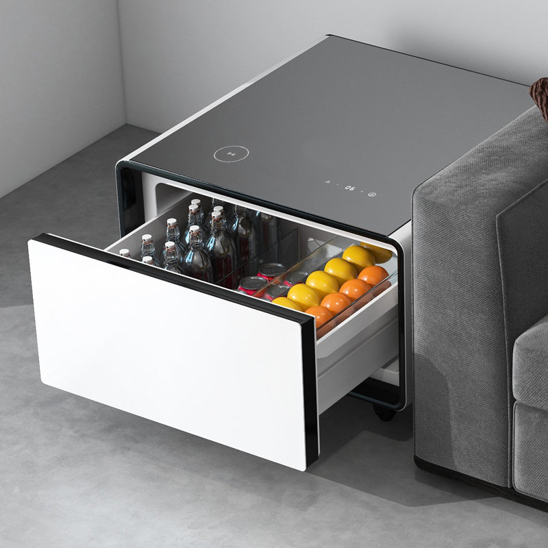 Table d'appoint blanche moderne avec réfrigérateur intégré, charge sans fil et contrôle de la température. Le tiroir de refroidissement permet de ranger la bière, les fruits et les collations. Le compresseur à haute efficacité assure un fonctionnement silencieux.