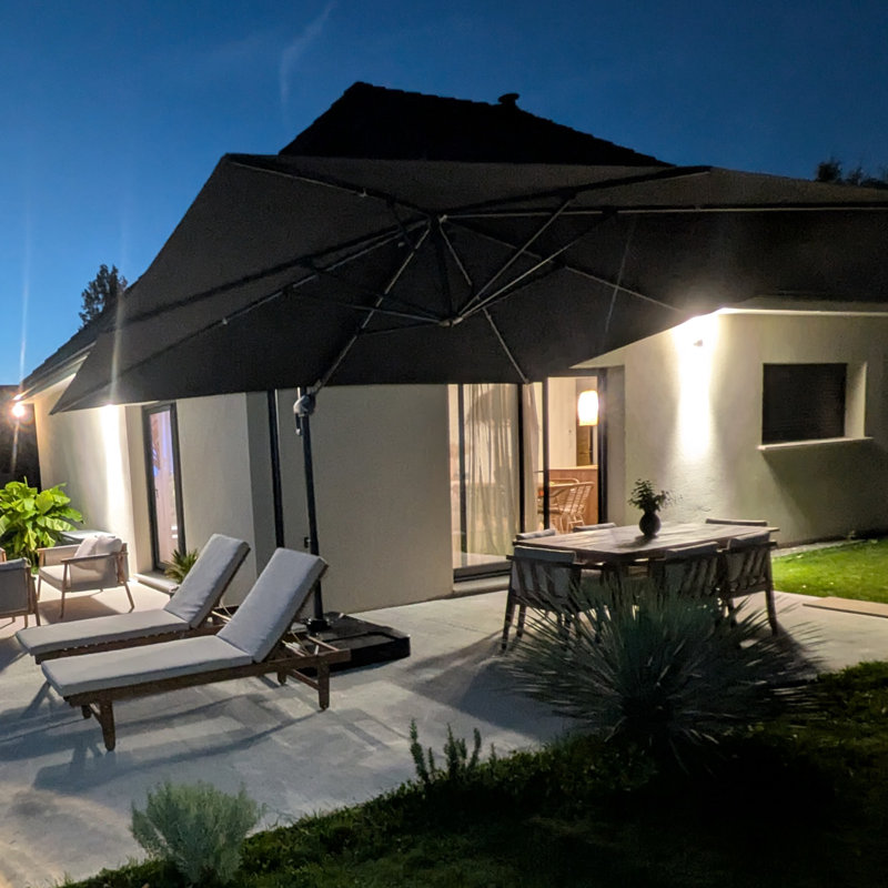 Parasol rectangulaire en porte-à-faux gris foncé 156 pi x 120 po avec base et tissu recyclé résistant à la décoloration