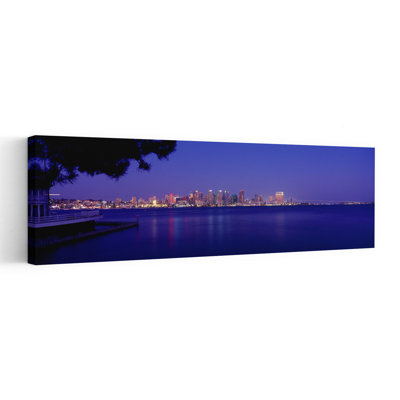 Bâtiments au bord de l'eau, San Diego, Californie, architecture contemporaine, art mural de la ville