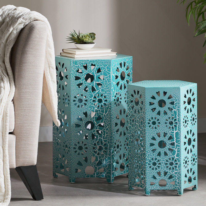 Ensemble de tables d'appoint avec découpe Sunburst, pour ajouter style et fonctionnalité à votre patio ou à votre cour.