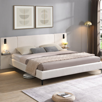 Très grand lit tapissier blanc très grand avec lumières et tablettes, idéal pour la détente nocturne