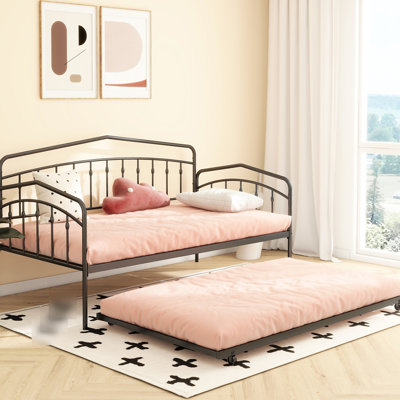 Lit de jour simple avec lit gigogne, lattes en métal noir, remarquable chambre à coucher