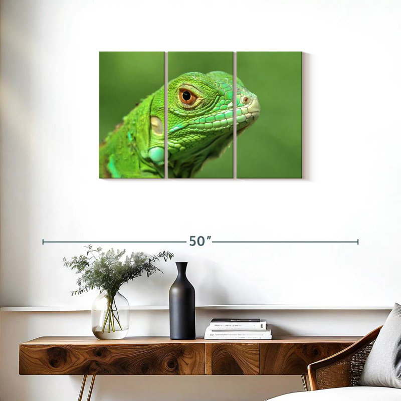 Green Lizard Closeup, 20" H x 33" W