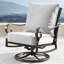 Chaise de patio pivotante avec coussins Mccoin