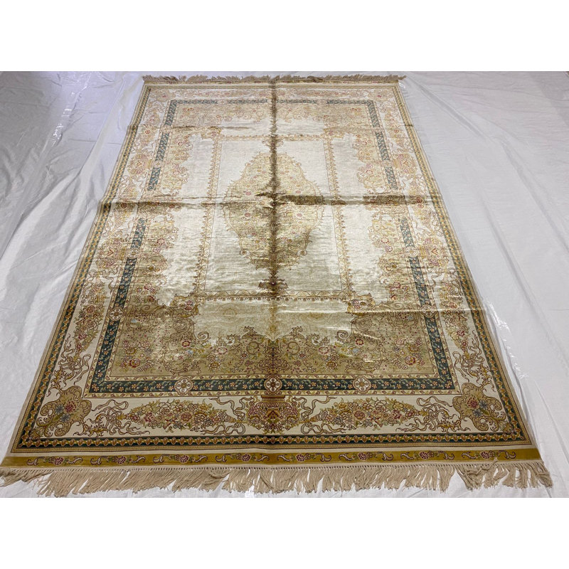 Tapis floral unique en soie fabriqué à la main 5 pi 7 po x 8 pi 1 po One-of-a-Kind