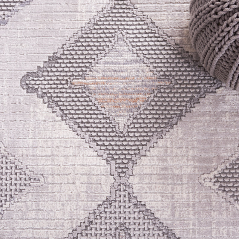 Tapis gris / ivoire en polypropylène tissé à la machine à motif géométrique Avrumi, Carré 6 pi 7 po