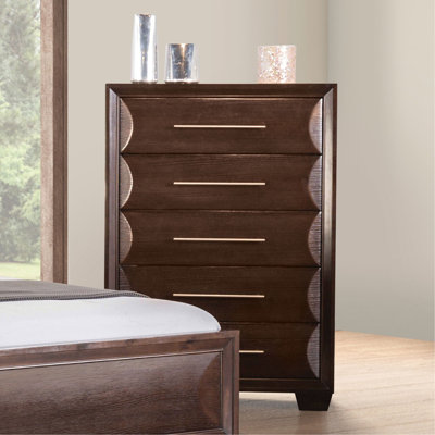 Commode de style transitionnel 1pc 5-queue d'aronde anglaise et finition de chambre à coucher de tiroir à queue d'aronde française