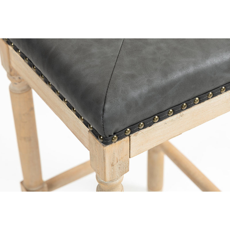 26 po. Tabourets gris foncé de 2 po. Parfait pour divers espaces à hauteur de comptoir comme les îlots de cuisine, les tables de travail et les bars à domicile. Fabriqué en bois d'hévéa massif avec une finition brossée classique. Siège confortable haut