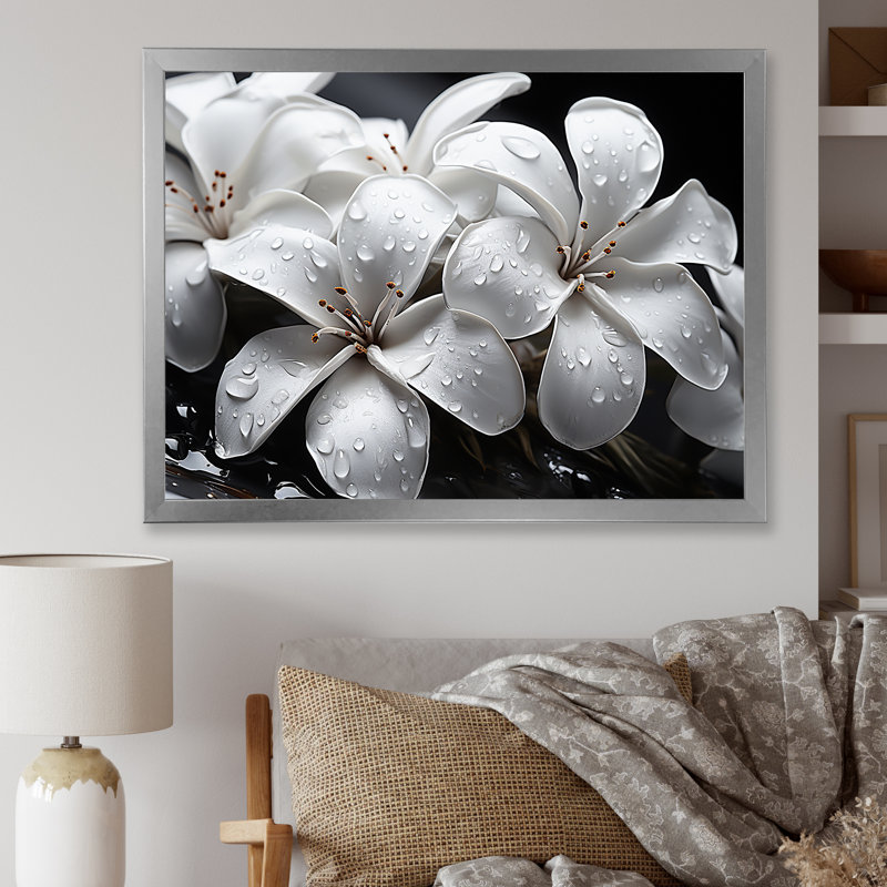 Plumeria Blooms in Stormy Greys - Décoration murale Plumeria, Cadre flottant doré, H 30 po x l 40 po x P 1,5 po