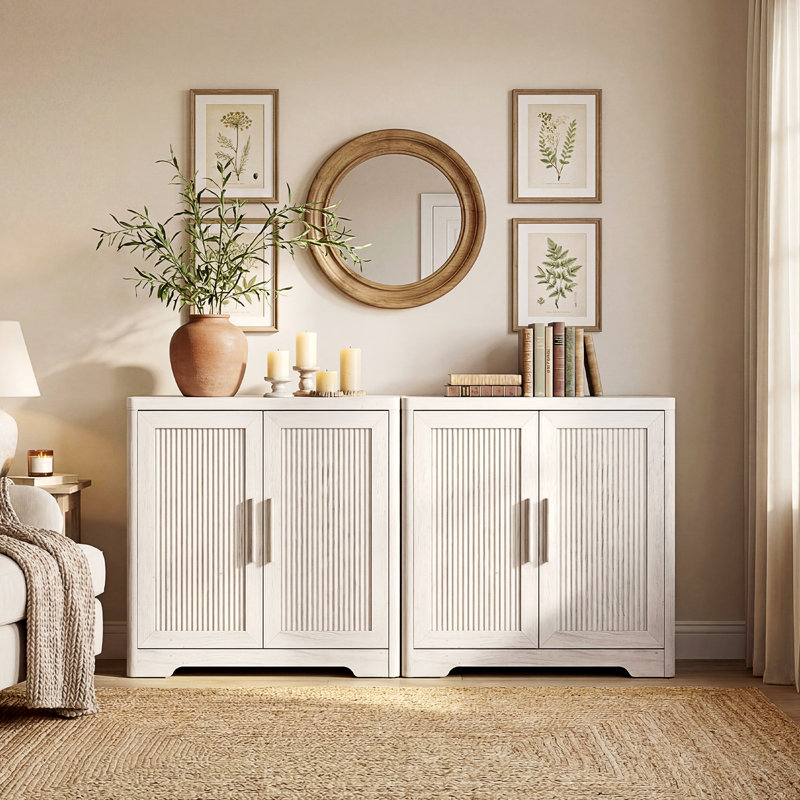 Buffet moderne à portes cintrées et cannelées, dosseret en chêne blanc avec tablette réglable et fermeture amortie, meuble de rangement contemporain pour salon, salle à manger et entrée.