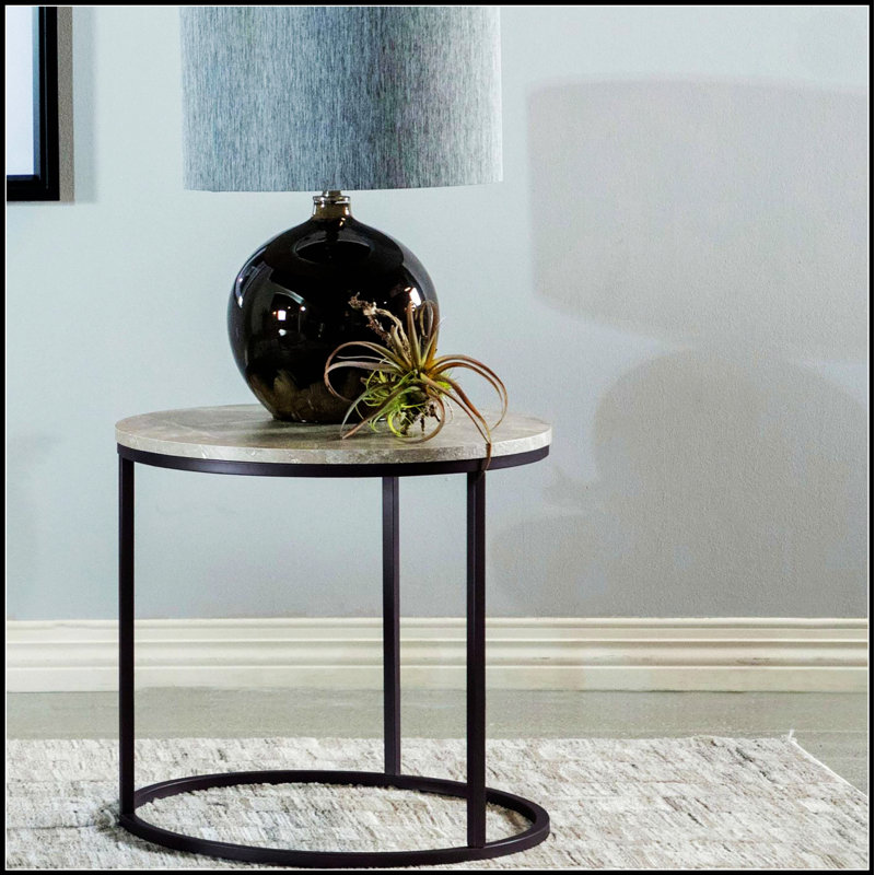 Élégante table de bout grise et bronze avec une fabrication durable et une tablette de rangement supplémentaire, parfaite pour les intérieurs modernes.