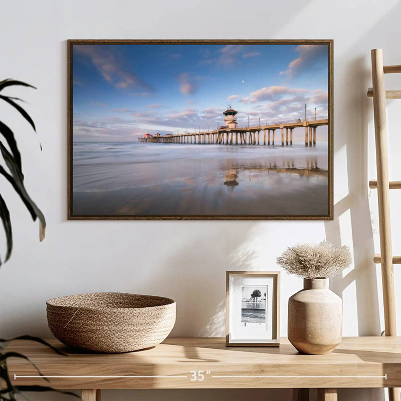Coastal Huntington Pier, 25 po x 17 po, Cadre flottant en noyer