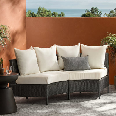 Simple avec structure en faux fer et coussins blancs, deux chaises courbées sans accoudoirs, capacité de poids de 400 lb, assemblage requis, profondeur de 26 pouces, largeur de 38 po, matériau extérieur de 25,83 po de hauteur