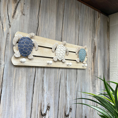 Porte-manteau mural à 4 crochets en forme de tortue bleue côtière, bois blanchi, résine et métal, 48 cm de large