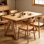 Table de salle à manger en bois à finition naturelle