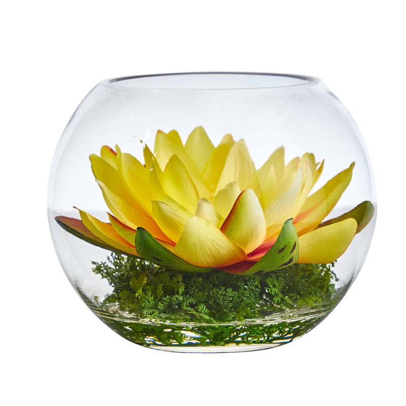 Arrangement floral de lotus dans un vase, Jaune