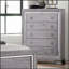 Commode de style contemporain avec cinq tiroirs en queue d'aronde, glissières à roulement à billes, garniture de miroir et finition gris clair
