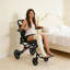 Fauteuil roulant de voyage portatif en acier pliable, léger et équipé d'un frein à main, pour personnes âgées et à mobilité réduite.