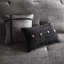 Couette 7 pièces en suédine grise pour lit king size avec détails brodés et coussins décoratifs imprimés doux