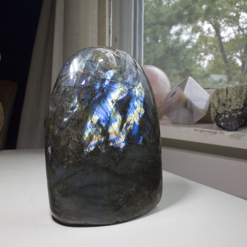 Labradorite arc-en-ciel en forme de dôme