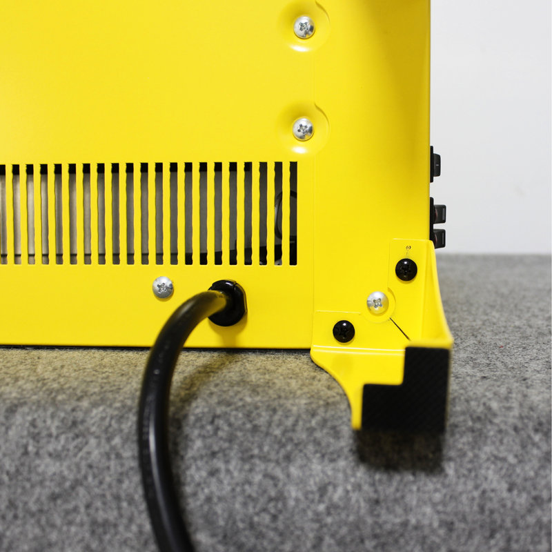 Poêle électrique autoportant de 18 pouces, flamme 3D, jaune citron, 1400 W / 700 W de chaleur, 5000 S par heure, sécuritaire pour les animaux de compagnie, conception panoramique à 3 côtés, pied amovible, boutons mécaniques simples,