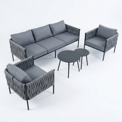 Ensemble de meubles de patio 5 pièces Ruskin avec deux tables basses, dont 2 fauteuils et un canapé 3 places