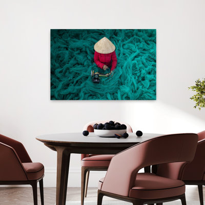 Femme, réparation de filets de pêche traditionnels, art mural abstrait vibrant