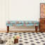 Chaise simple avec motif floral complexe et pieds en bois massif, idéale pour les intérieurs aux tons neutres, rose, mauve