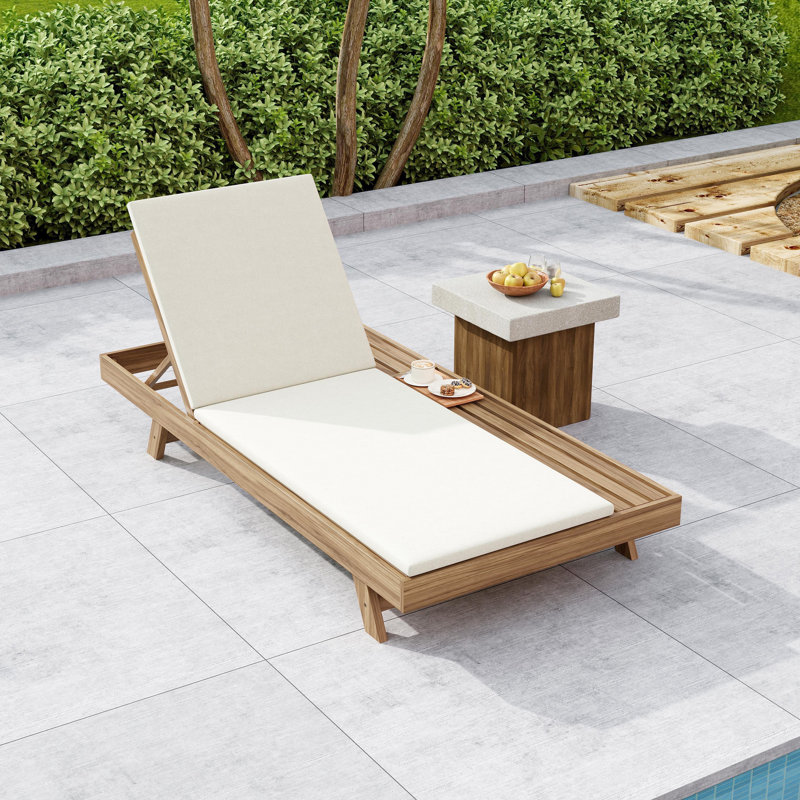 Chaise longue de patio en bois d'acacia Archer avec dossier réglable et coussin amovible, Coussin crème / cadre brun clair