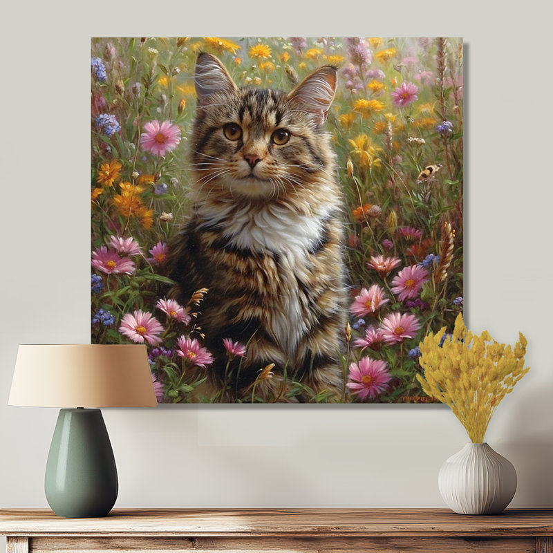 Mignon chat tigré dans un champ de fleurs - impression d'art mural chat, Toile tendue, H 36 po x l 36 po x P 1,5 po