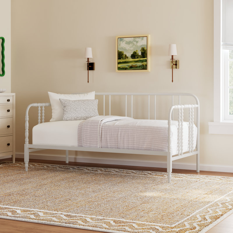 Iron Daybed with Spindle Detailing, White