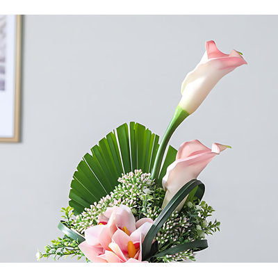 Arrangement floral artificiel dans un vase