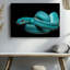 Toile, "Gros plan d'un serpent bleu vibrant", art élégant sur un fond noir-714125007