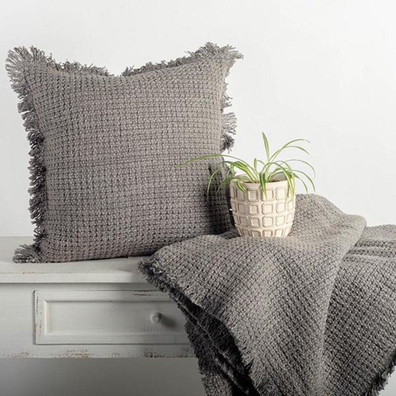 Coussin en coton 18 po x 18 po avec frange, Gris