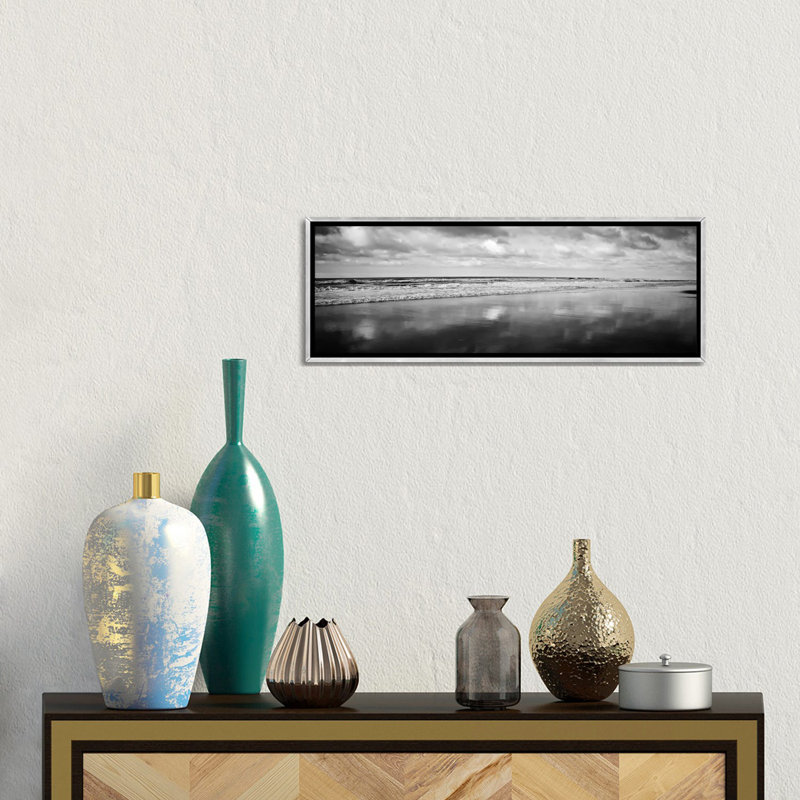 Plage (noir et blanc)» par Michael Harrison-impression panoramique, H 12 po x l 36 po x 1,5 po, Toile avec cadre argenté