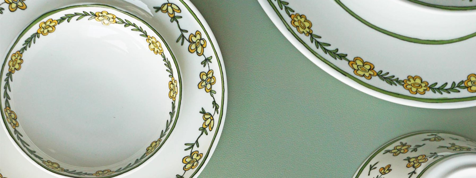 Source luxury tableware embossed gold bone china dinnerware sets