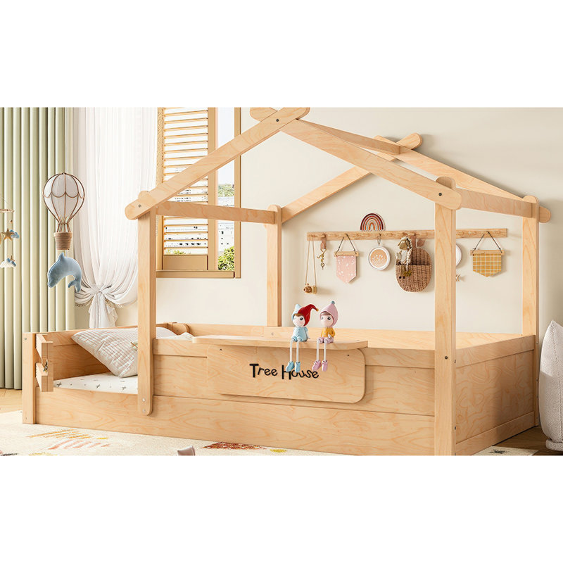Lit simple au sol naturel de type maison avec garde-corps pleine longueur, plateau intégré et panneau installé pour une expérience de sommeil unique, avec des compétences en résolution de problèmes de construction,