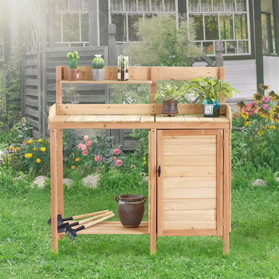 Table de table d'extérieur en bois avec évier