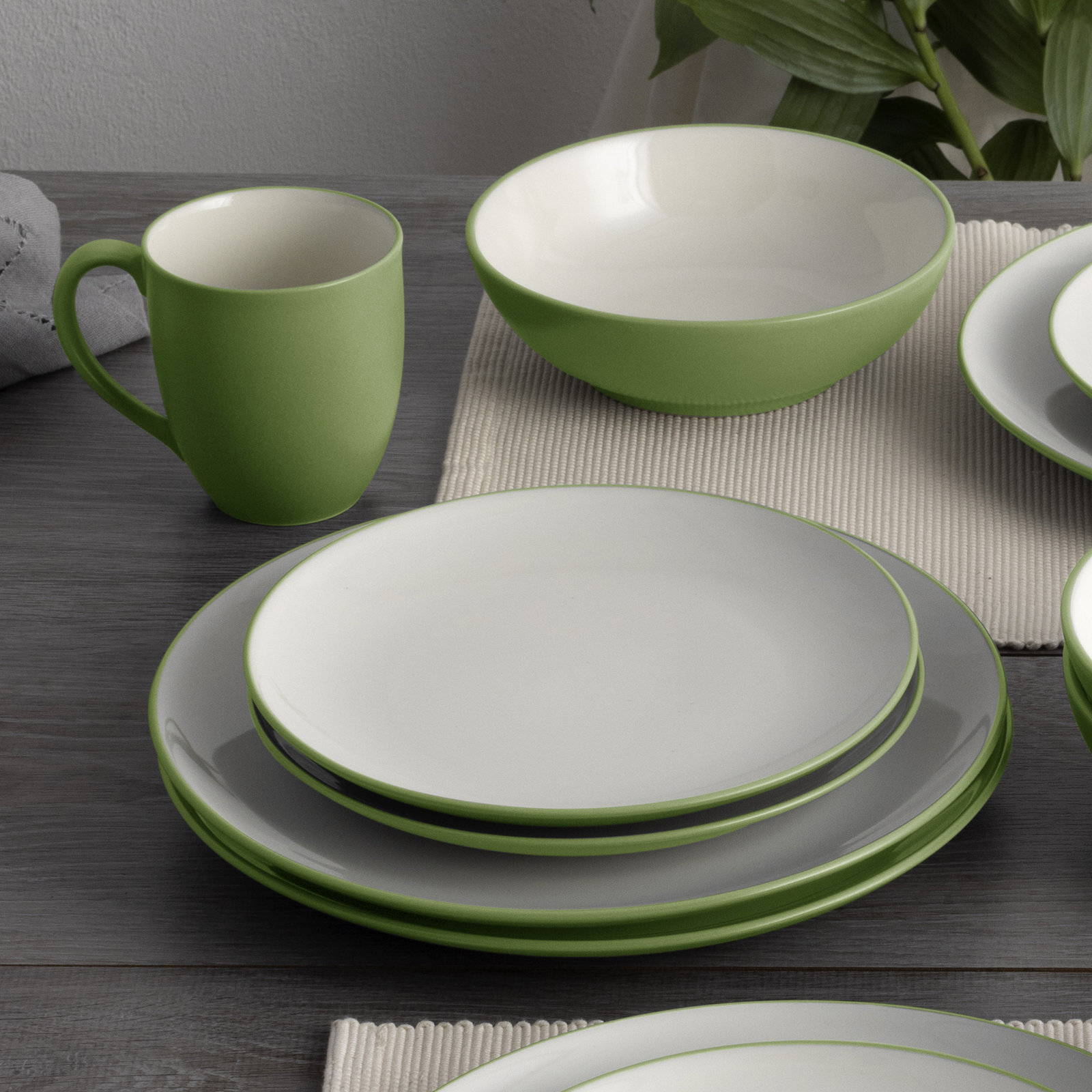 Noritake Colorwave 16-Piece Coupe Dinnerware Set, Service for 4, Apple