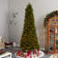 Arbre de Noël élancé épinette vert réaliste avec lumières claires / blanches